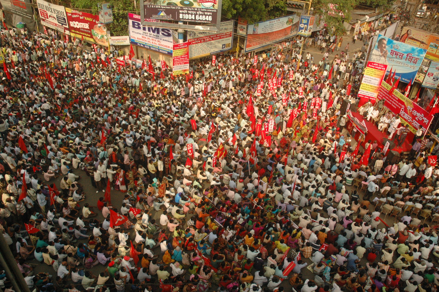 ৬ এপ্রিল, বামফ্রন্টের বিশাল সমাবেশ। কার্জত অবরুদ্ধ বর্ধমান শহর