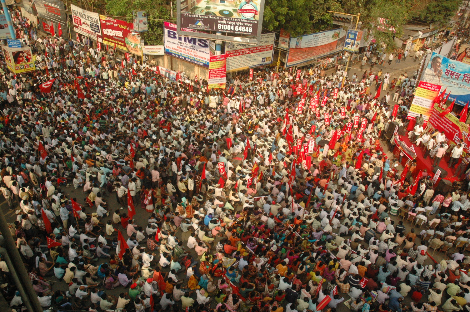 ৬ এপ্রিল, বামফ্রন্টের বিশাল সমাবেশ। কার্জত অবরুদ্ধ বর্ধমান শহর